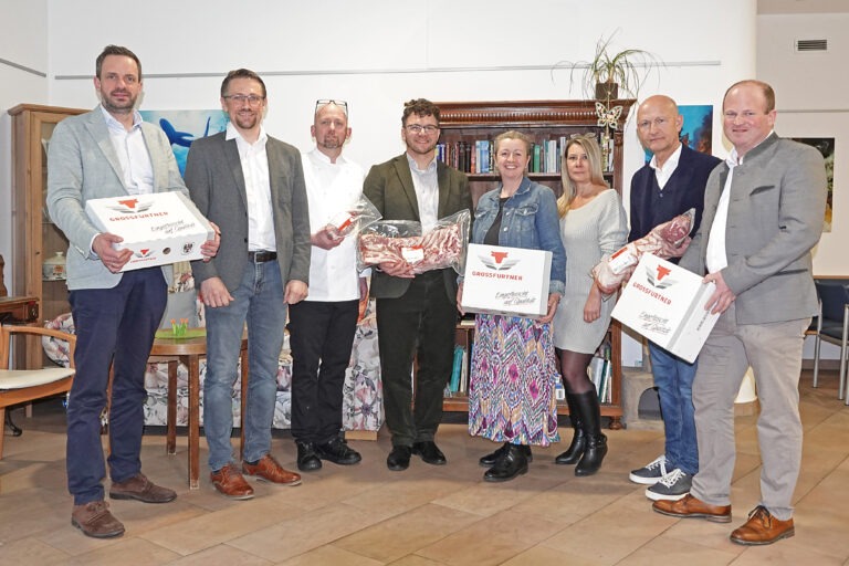 2_Schweinehaltung Hilft Übergabe Linz (c) Caritas OÖ_1